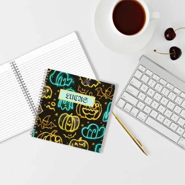 Neon Spooky Halloween Ghost Bats Pumpkins Muster Notizbuch (Von Creator hochgeladen)