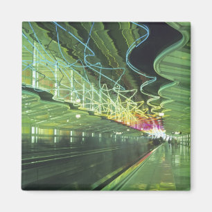 Neonbeleuchtung im Korridor des O'hare Airport, Magnet