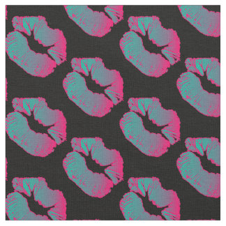 Neonblau-und Pink-Lippenstift-Kuss auf Schwarzem Stoff