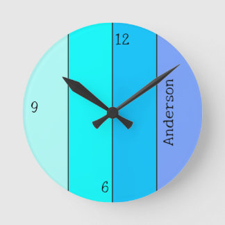 Neonblaue Farbstriche mit Namen Runde Wanduhr