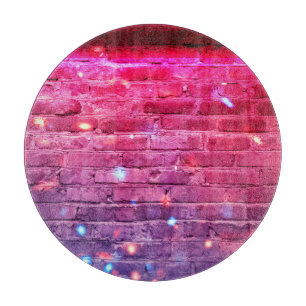 Neonlicht: leere Backsteinwand. Schneidebrett