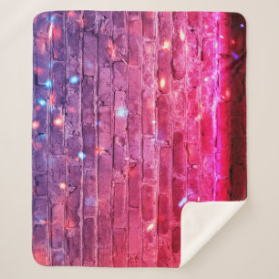 Neonlicht: leere Ziegelwand. Sherpadecke