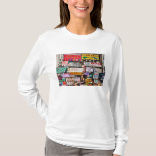 Neonlichter in den Straßen von Hongkong T-Shirt