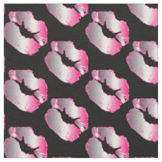 Neonsilber-und Pink-Lippenstift-Kuss auf Schwarzem Stoff