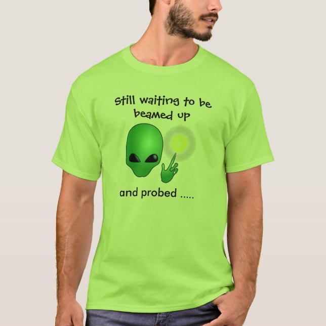 Nerdy alien strahlte oben und prüfte den T - Shirt (Vorderseite)