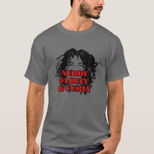 Nerdy Ethnic Girl mit großem und schön geblasenem T-Shirt