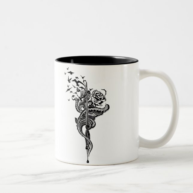 Nervöse Spitze-Stift-, Rosen- u. Vogelillustration Zweifarbige Tasse (Rechts)