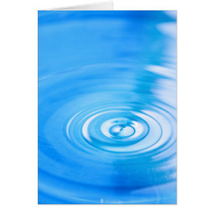 Nettoyez les ondulations de l'eau bleue