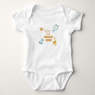 Neu im Babyanzug der Cousin Crew Baby Strampler