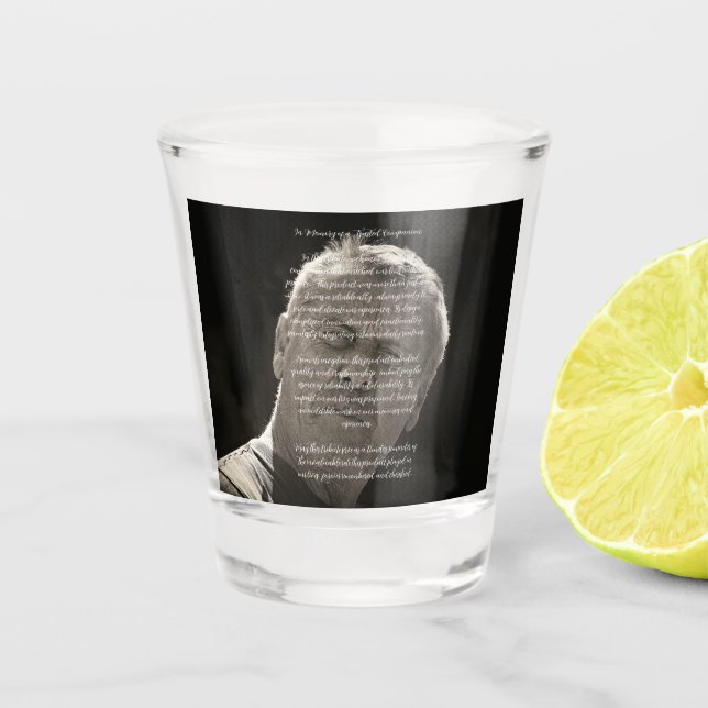 NEU! Im Gedächtnis von - Shotglas - Weißer Text 1, Schnapsglas (Vorderseite)