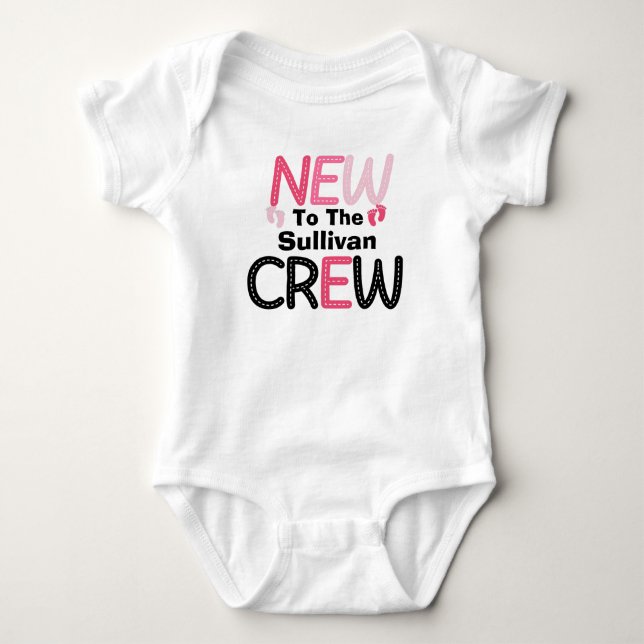 Neu in der Crew (Familienname) Baby Strampler (Vorderseite)