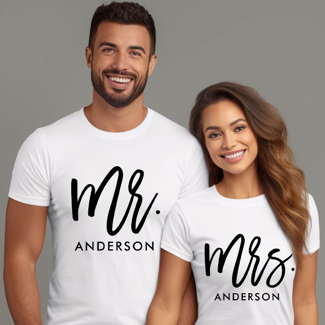 Neu verheiratete Bride Mrs. Modern Script and Name T-Shirt (Von Creator hochgeladen)