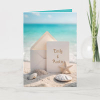 Neu verheiratete Namen an einem Strand mit Starfis