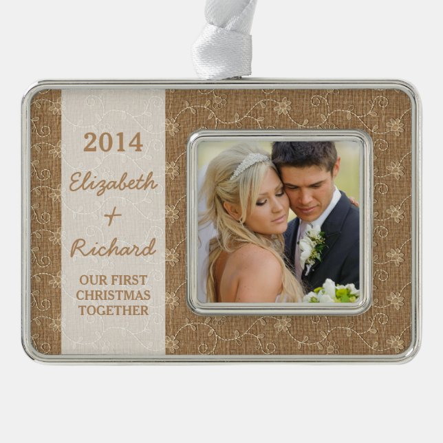 Neu verheiratetes erstes WeihnachtsFoto Rustic Bur Rahmen-Ornament Silber (Vorderseite)