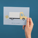 Neue Ankündigung zum Umsteigen von Lkw Niedlich Bl Postkarte<br><div class="desc">Diese niedliche neue Zuhause-Adressenänderung auf der Postkarte beinhaltet einen zeichn eines beweglichen Lastwagens mit einer Box,  die auf die Rückseite geladen wird. Eine einfache und unterhaltsame Ankündigung für eine Familie,  die in ein neues Haus umzieht.</div>