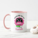 Neue Ehefrau-Geschenke für Gamer-Fun-Tasse Tasse<br><div class="desc">Eine moderne Hochzeitstag-Braut-Geschenkidee für diejenigen,  die Liebe spielen computergenerierte Spiele,  mit zwei Spielkonsolen und einem Spaß-Statement "Leveled Up To Ehefrau" Anpassen Sie einfach mit einem persönlichen Namen für diese besondere Touch ohne Aufpreis.</div>