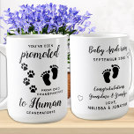 Neue Grandeltern-Schwangerschaftsankündigung Kaffeetasse<br><div class="desc">Sie wurden von Hunde Großeltern zu menschlichen Großeltern befördert! Bringen Sie Ihren besten Hund und neu ernannten Wachhund in Ihrer Schwangerschaftsankündigung zu Ihren Eltern, den neuen Baby Großeltern mit dieser bezaubernden Hundeschwangerschaft Ankündigung Kaffee-Tasse. "Sie wurden von Großeltern des Hundes zu Großeltern des Menschen befördert... Personalisieren Sie sich mit dem Nachnamen...</div>