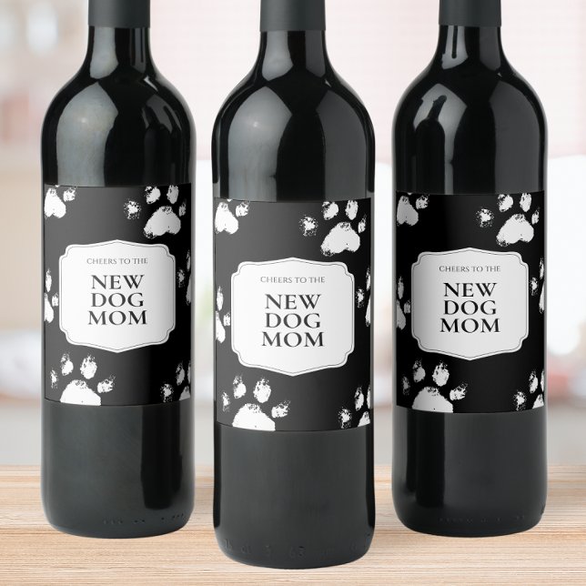 Neue Hunde Mama Geschenk Moderne Schwarz-weiße Paw Weinetikett (New Dog Mom Gift Modern Black White Paws Wine Label)