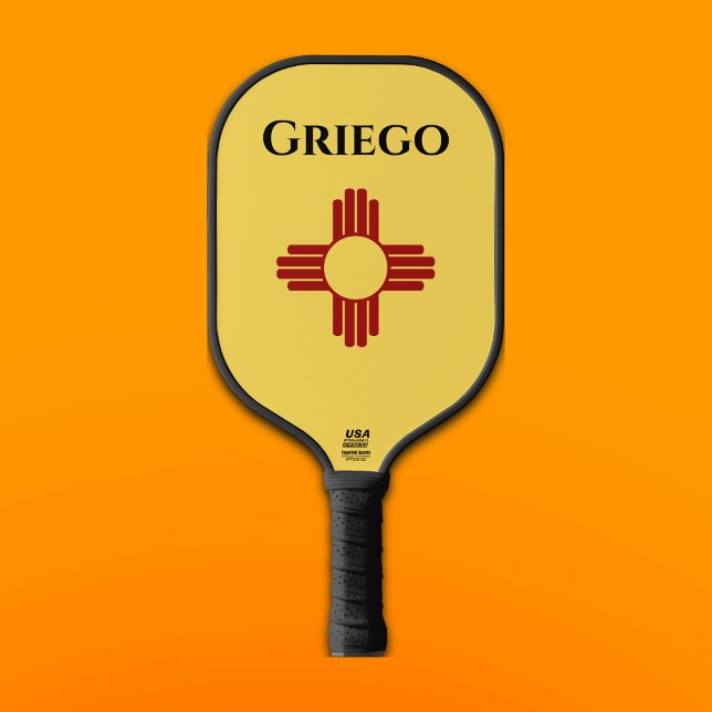 Neue mexikanische Flagge mit Zia-Symbol Pickleball Schläger (Von Creator hochgeladen)