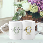 Neue Oma und Opa Monogramm Grün und Ocker Liebestassen<br><div class="desc">Tasse-Monogramm-Set für neue Großmutter und Großeltern (oder etablierte Großeltern), die Sie mit dem Datum, an dem sie zum ersten Mal Großeltern wurden personalisieren können. Dieses Design hat elegante handgeschriebene Schrift, moderne Typografie und eine subtile Farbpalette von silbergrün, ockergelb, schwarz und weiß. Eine Tasse hat ein Monogramm Initial G mit dem...</div>