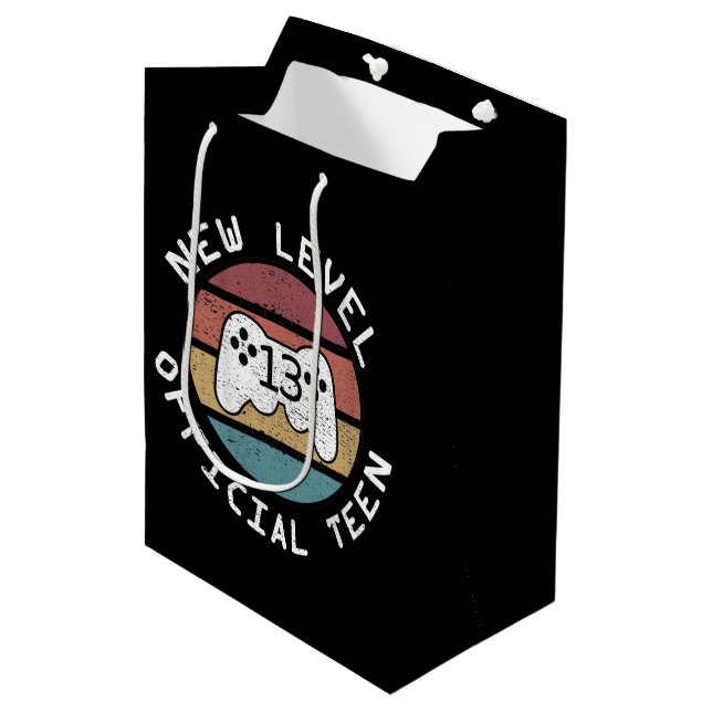 Neue Stufe 13 Offizieller Teen - Geeky Nerdy Birth Mittlere Geschenktüte (Vorderseite Schrägansicht)