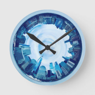 Neue Wolkenkratzer-Wolkenkratzer im Garten rund um Runde Wanduhr