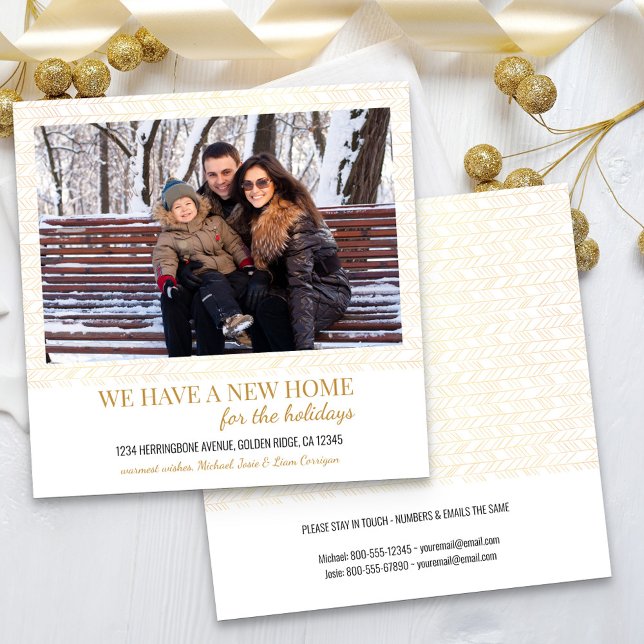 Neue Zuhause Foto Gold Herringbone Holiday Moving Ankündigung (New home for the holidays photo card with simple, elegant gold herringbone pattern)