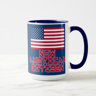 Neuer amerikanischer Staatsbürger mit Tasse