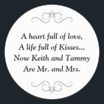 Neuer Herr und Frau Wedding Gedicht Runder Aufkleber<br><div class="desc">Dieser charmante Mr. and Mrs. Round Aufkleber enthält ein Liebesgedicht,  das mit den Namen der Braut und des Bräutigams personalisiert ist. Dies wäre ein perfekter Aufkleber,  um einen Gefälligkeitskasten mit Hershey Kisses zu akzentuieren.</div>