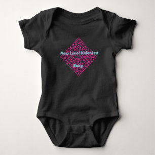 Neuer Level Unlocks Baby Pink Leopard Print Black Strampler
