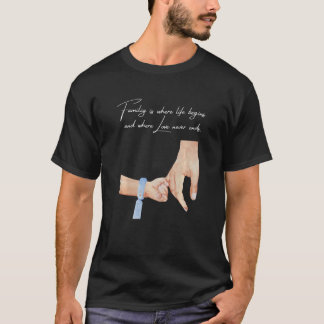 Neuer Vater eines Jungen, der die Hände mit einem  T-Shirt