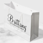 Neuer Vorschlag für eine Personalisierte Bridesmai Große Geschenktüte<br><div class="desc">Moderne Black and White Personalisiert Bridesmaid Vorschlag Gift Bag mit dem personalisierten Namen der Brautjungfrau in modernem kalligraphischen Schriftart Stil mit dem Titel in modernen sans Serif Schriftart Stil. Auch perfekt für Trauzeugin,  Blume Mädchen,  Trauzeuge,  Trauzeuge und Klingelträger.</div>