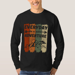 Neues Abenteuer-Geschenk für Wanderfreunde im Retr T-Shirt