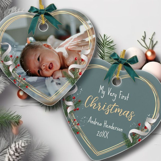 Neues Baby 1. Weihnachts Holly & Pine Gold Frame F Keramik Ornament (Von Creator hochgeladen)