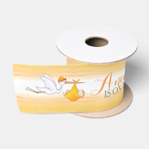 Neues Baby des Storchs ist auf seiner Satinband