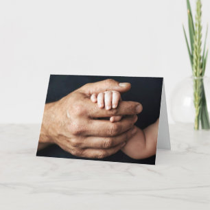 Neues Baby und Papas Hände Karte