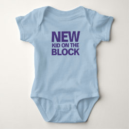 Neues Kind auf Blockaufnahmen auf einem Baby-Bodys Baby Strampler
