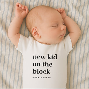 Neues Kind auf dem Block Neugeborenes eingetroffen Baby Strampler