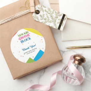 Neues Kind auf der Blockfarbendusche Runder Aufkleber