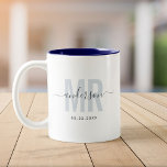 Neues MR Individuelle Name Wedding Date Blue Zweifarbige Tasse<br><div class="desc">Niedliches,  modernes Kaffee-Tasse-Sprichwort MR in moderner Typografie in staubblau mit Ihrem Familiennamen in trendiger Schriftzeichen-Kalligraphie auf einer zweifarbigen Kaffee-Tasse. Das dunkelmarineblau-Interieur ist sehr schön,  aber in vielen weiteren Farben erhältlich.</div>
