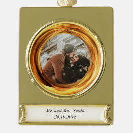 Neues verheiratetes Paar goldener Ring und neues J Banner-Ornament Gold