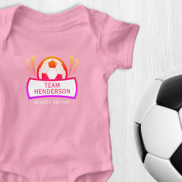 Neuestes Mitglied Benutzerdefiniertes Rosa Fußball Baby Strampler