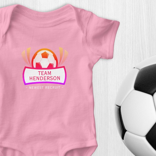 Neuestes Mitglied Benutzerdefiniertes Rosa Fußball Baby Strampler (Von Creator hochgeladen)