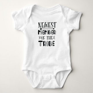 "Neuestes Mitglied des Stammes" Funny Baby Bodysui Strampler