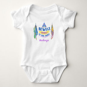Neuestes Mitglied des Stammes - Teepee, Feathers - Baby Strampler