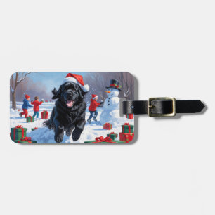 Neufundländer läuft im Schnee mit Weihnachtsmütze Gepäckanhänger