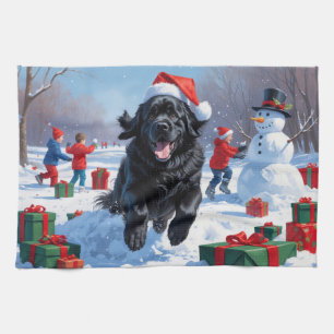 Neufundländer läuft im Schnee mit Weihnachtsmütze Geschirrtuch