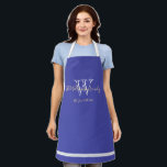 Neugeborene Geschenke Monogram   Familienname Chic Schürze<br><div class="desc">Neu vergibt elegantes Script Monogram Familienname Moderne Chic Blau und Weiß Schürze. Personalisiertes, weißes Monogramm-Design mit dem Familiennamen und dem Datum des neuen Bräutigams, das in hellcremiger Schrift auf einem schönen blauen Hintergrund gedruckt wurde. Ein einzigartiges Geschenk für Neuvermählte. Lieblich für ihr neues Leben zusammen, macht ein schönes Housewarming Geschenk...</div>
