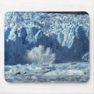 Neugeborener Eisberg platscht in das kalte Wasser Mousepad