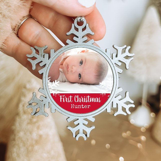 Neugeborenes 1. Weihnachtsfest Rotes Foto Schneefl Schneeflocken Zinn-Ornament (Rustic snowflake family holiday keepsake photo ornament perfect for gifts to bring joy to others.)